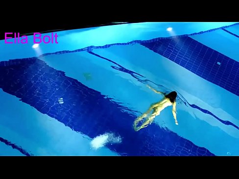 ❤️ Não consigo parar de ver, jovem loira apanhada a nadar nua na piscina da estância balnear ELLA BOLT Porno em porno pt.befuck-net.ru