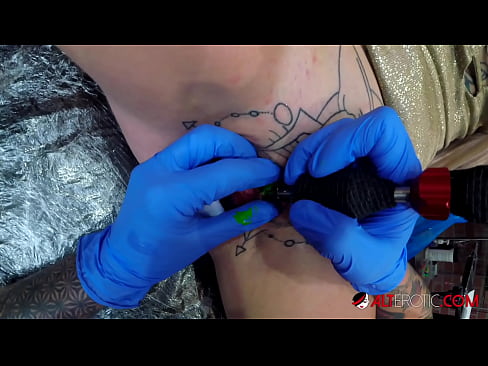 ❤️ Extremamente tatuada, a brasa Sully Savage fez uma tatuagem no seu clítoris Porno em porno pt.befuck-net.ru
