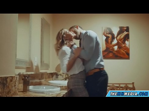 ❤️ Quando uma loira peituda o seduz numa casa de banho pública Porno em porno pt.befuck-net.ru